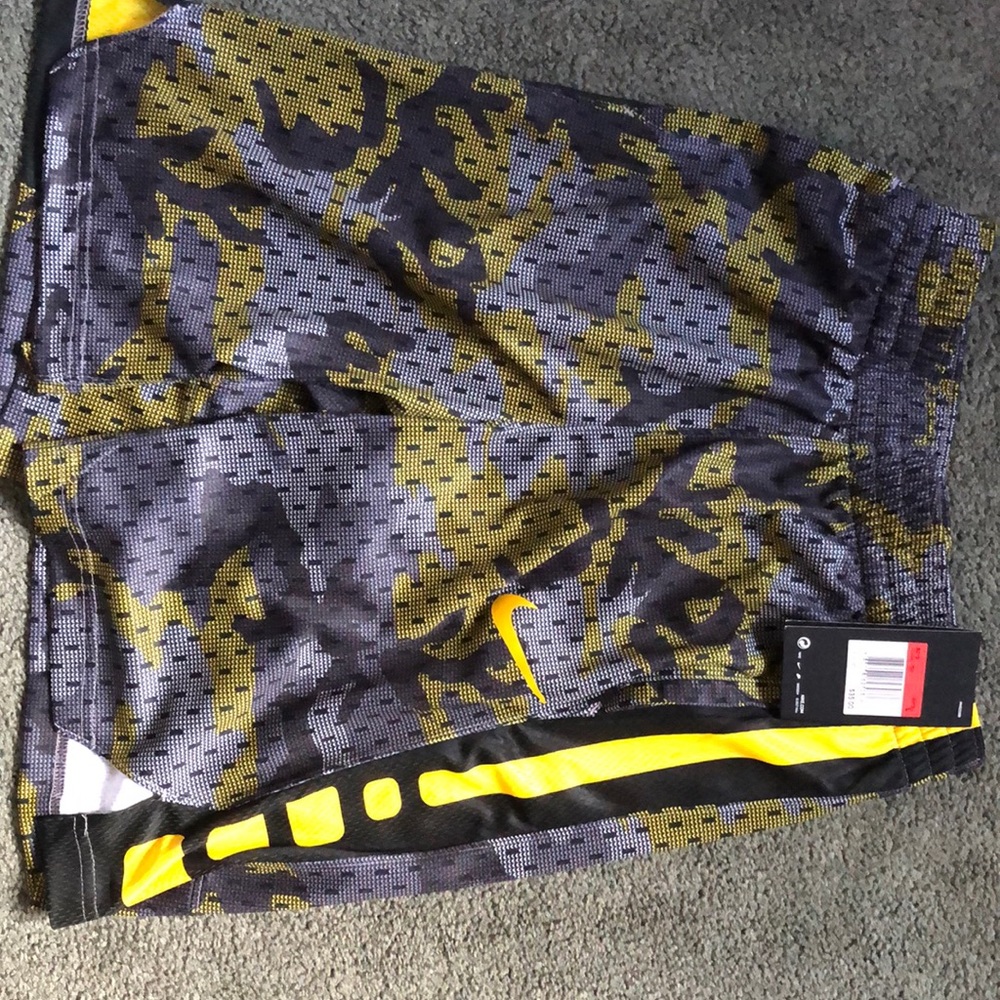 Nike youth boys shorts size L NWT
